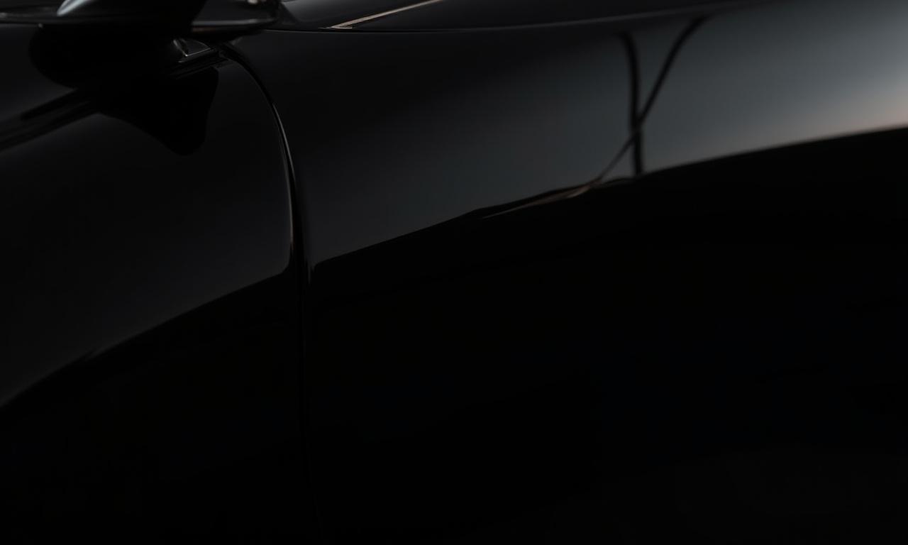 Carrozzeria nera con riflesso a specchio dopo la lucidatura